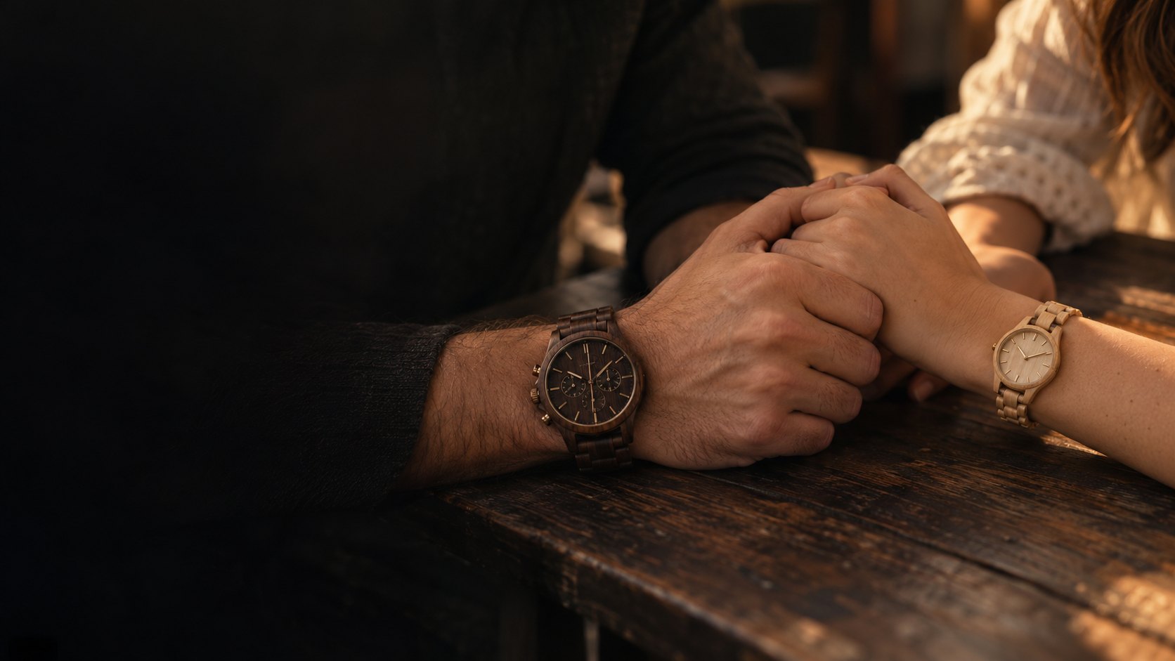 Couple portant une montre en bois homme foncée et une montre en bois femme claire